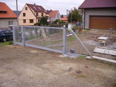 Posuvná brána s el. pohonem, dálkovým ovládáním a vrátkama